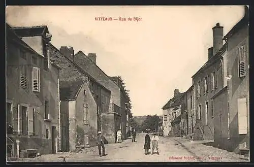 AK Vitteaux, Rue de Dijon avec des passants et des bâtiments anciens