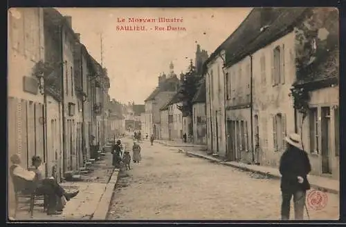 AK Saulieu, Rue Danton avec des passants et des maisons anciennes