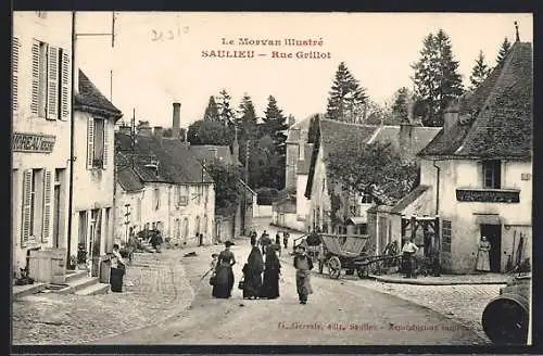 AK Saulieu, Rue Grillot avec habitants et charrettes