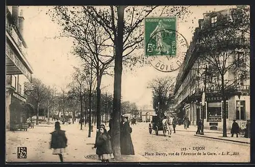 AK Dijon, Place Darcy, vue de l`Avenue de la Gare avec passants et calèche