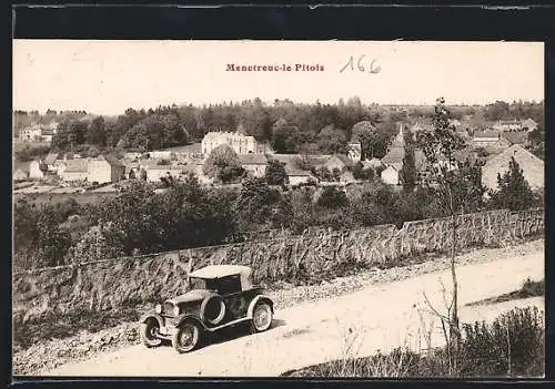 AK Menetreux-le-Pitois, vue sur le village avec une voiture ancienne en premier plan