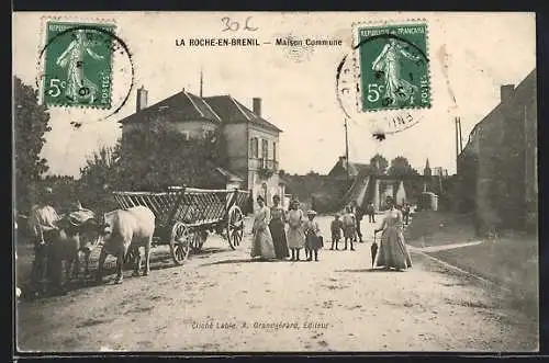 AK La Roche-en-Brenil, Maison Commune avec charrette à boeufs et habitants