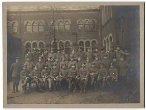 Fotografie Herm. Stumm, Goslar, Ansicht Goslar, Soldaten des Freikorps Wesel in Uniform mit Diensthund und Orden