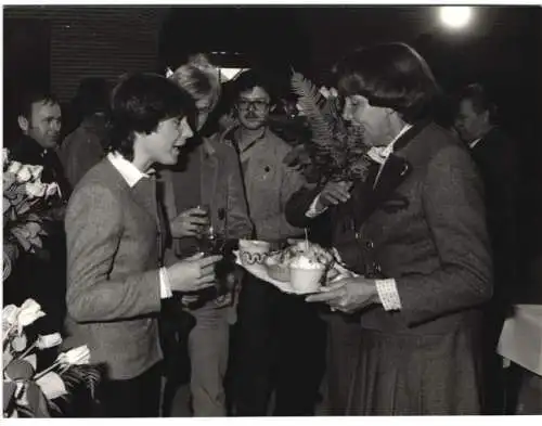 Fotografie Werek, Bonn, Marianne Strauss begrüsst mit Kanapees Silbermedaillengewinnerin Irene Epple spätere Epple-Waigel