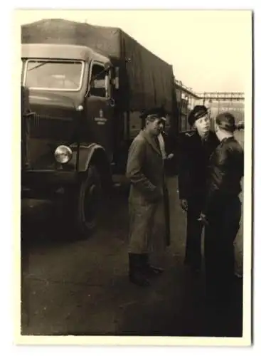 28 Fotografien Lastwagen MAN, LKW der Westfalenhütte Dortmund, LKW wird beladen, LKW Fuhrpark uvm.