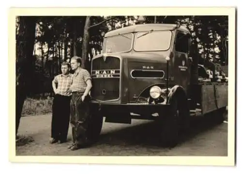 28 Fotografien Lastwagen MAN, LKW der Westfalenhütte Dortmund, LKW wird beladen, LKW Fuhrpark uvm.