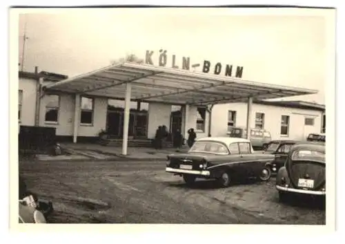 2 Fotografien Flughafen Köln-Bonn, Eingang zum Terminal, Flugzeug der PIA auf dem Rollfeld