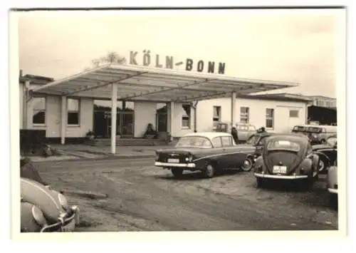 2 Fotografien Flughafen Köln-Bonn, Eingang zum Terminal, Flugzeug der PIA wird auf dem Rollfeld beladen