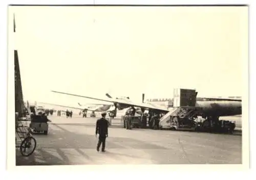 2 Fotografien Flughafen Köln-Bonn, Eingang zum Terminal, Flugzeug der PIA wird auf dem Rollfeld beladen