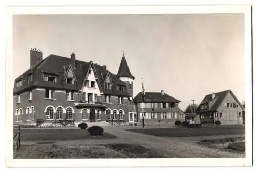 2 Fotografien unbekannter Fotograf, Ansicht Fontaine-Notre-Dame bei Cambrai, Chateau de la Folie