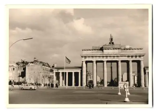 2 Fotografien unbekannter Fotograf, Ansicht Berlin, Brandenburger Tor, Zonengrenze, Innerdeutsche Grenze