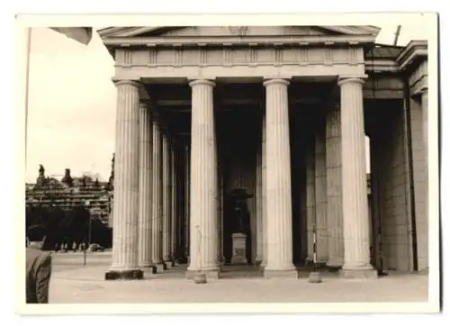 2 Fotografien unbekannter Fotograf, Ansicht Berlin, Brandenburger Tor, Zonengrenze, Innerdeutsche Grenze