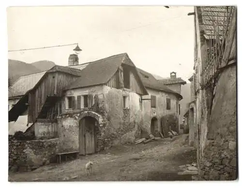 4 Fotografien unbekannter Fotograf, Ansicht Weissenkirchen / Wachau, Strassenansichten und Hinterhof