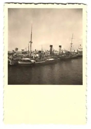 10 Fotografien unbekannter Fotograf, Ansicht Palästina, Strassenansichten, Hafen mit Dampfer Conte Biancamano