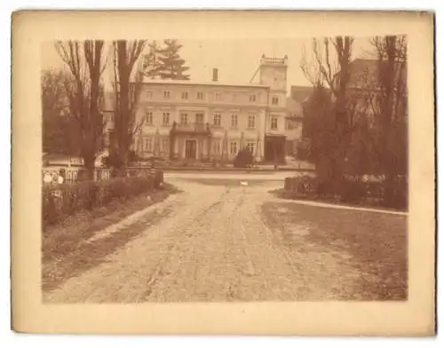 5 Fotografien unbekannter Fotograf, Ansicht Wiesen / Böhmen, Ortsansichten mit Schloss, Schlosshof u.a.