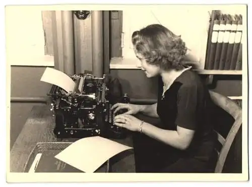 2 Fotografien Liebig, Berlin-Friedenau, hübsche Sekretärin mit Schreibmaschine bei der Arbeit, Typewriter