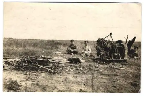 Fotografie 1.WK, Soldaten & Wrackteile eines Flugzeug's, Flugzeug-Motor und verbrannte Überreste