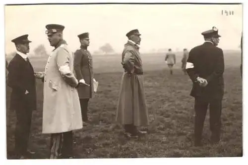 Fotografie Prinz Heinrich Flug, Prinz Heinrich von Preussen & Adjutanten auf einem Flugplatz