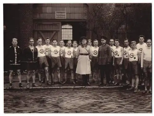 Fotografie unbekannter Fotograf, Ansicht Berlin-Treptow, Polizei-Sportschule, Polizei-Anwärter in Sport-Uniform