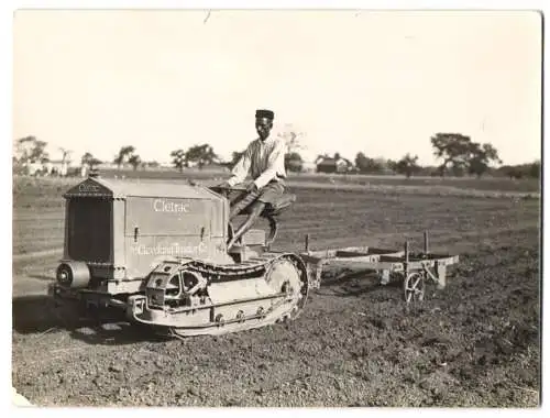 Fotografie H. M. Ahmad, Berlin-Friedenau, Cletrac Kettenschlepper - Ackerraupe mit Gleiskette, Cleveland Tractor Co.