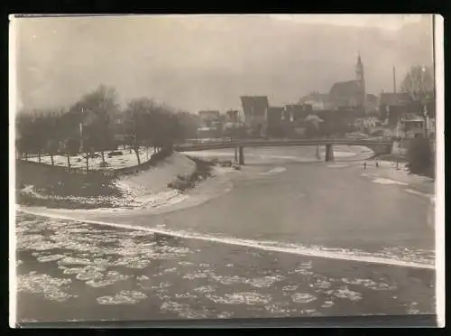 Fotografie unbekannter Fotograf, Ansicht Donauwörth, Stadtansicht im Winter mit eingefrorenem Fluss