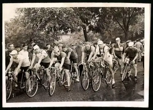 Fotografie Jacques, Ansicht Berlin, Antonplatz, Fahrrad-Rennen Rund um Berlin 1941, Start der Klasse A 1941