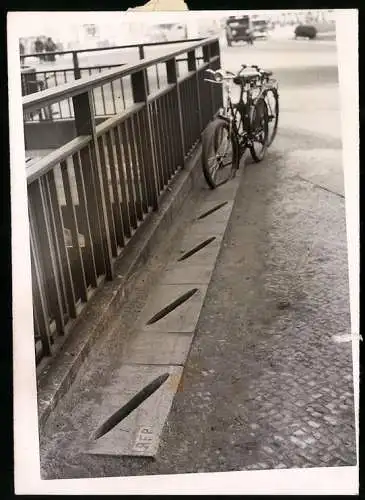 Fotografie Atlantic, Ansicht Berlin, Parkplatten für Fahrräder am U-Bahnhof Alexanderplatz 1939