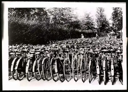 Fotografie Atlantic, Ansicht Turin - Torino, Fahrrad - Parkplatz am Stadtpark 1941, Velo, Bike, Bicycle