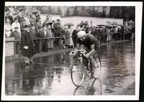 Fotografie Jaques, Ansicht Berlin, Fahrrad-Rennen Rund um Berlin, Sieger der Klasse A Harry Saager im Wannsee-Stadion