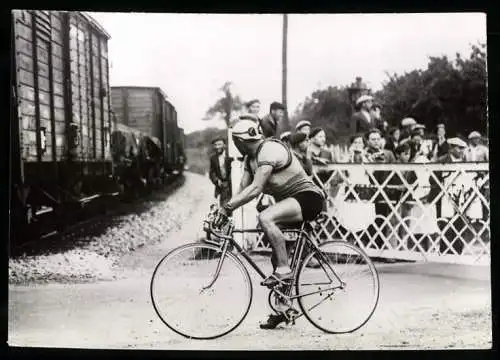 Fotografie Fahrrad-Rennen Tour de France 1939, Radrennfahrer Archambaud auf der Etappe Lorient - Nantes wartet auf Zug