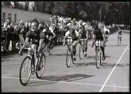 Fotografie Atlantic, Ansicht Berlin, Fahrrad-Rennen Rund um Berlin 1939, Merber bei Zieldurchfahrt im Wannsee-Stadion