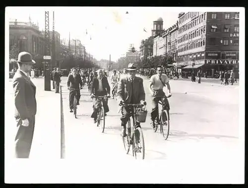 Fotografie Schostal, Ansicht Kopenhagen, Rathausplatz voller Fahrradfahrer wegen der Benzin einschränkungen in Dänemark