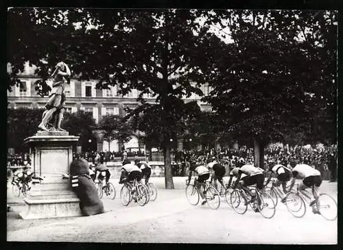 Fotografie Ansicht Paris, Fahrrad-Rennen Criterium de l'Europe 1939, Radrennfahrer bei den Gärten der Tuilerien