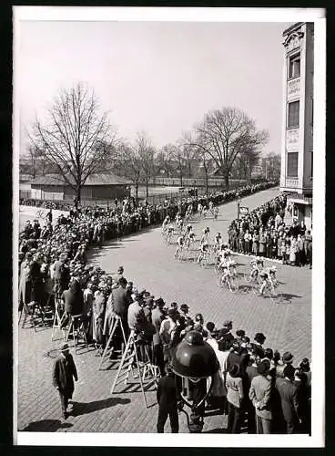 Fotografie Boesig, Ansicht Berlin, Cantianstr. Ecke Gaudystr., Fahrrad-Rennen Steinpflaster Rennen International