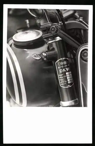 Fotografie Auto-Union Werkfoto, Motorrad DKW, Typenplakette neben Zündschloss