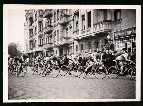 Fotografie Atlantic, Ansicht Berlin, Cantianstr. Ecke Gaudystr., Fahrrad-Rennen durch Berlins Strassen 1940