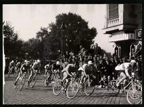 Fotografie Atlantic, Ansicht Berlin-Prenzlauer Berg, Cantianstr. Ecke Gaudystr., Fahrrad-Rennen Strassenrennen 1938