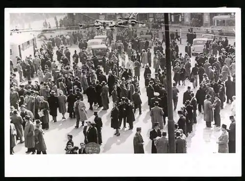 Fotografie Schostal, Ansicht Bukarest, Bürger auf einem Platz während des Erdbeben's am 10. November 1940