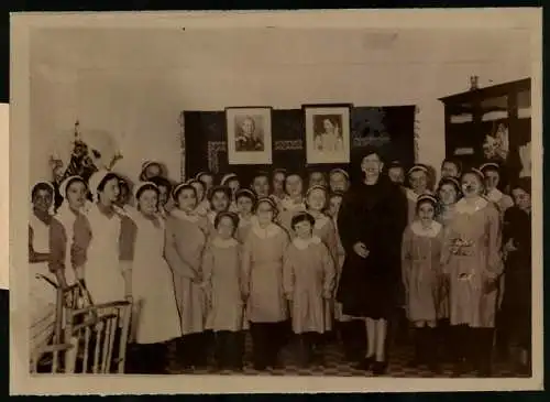 Fotografie Atlantic, Ansicht Bukarest, Königinmutter Helena von Rumänien besucht eine Haushaltungsschule 1941