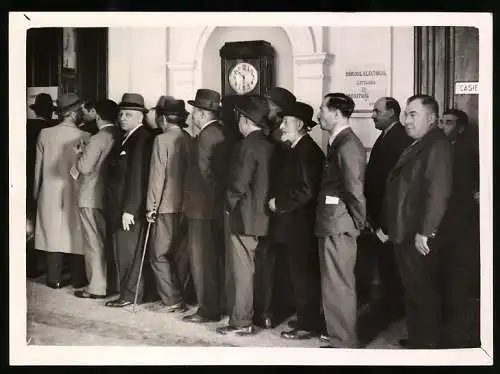 Fotografie L. Matei, Bucuresti, Ansicht Bukarest, Wahl zur Abgeordnetenkammer, Bürger vor einem Wahllokal