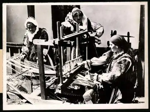 Fotografie Atlantic, Siebenbürgen, Frauen in Tracht arbeiten am Webstuhl einer Hausweberei 1942