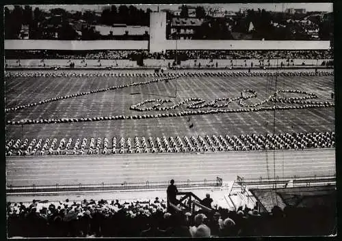 Fotografie Schostal, Ansicht Bukarest, Stadion Anef, Jugendverband Strajers bildet Namenszug von König Carol II. 1939