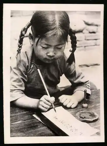 Fotografie Atlantic, Ansicht China, Mädchen übt das Schreiben der Chinesischen Schriftzeichen 1940