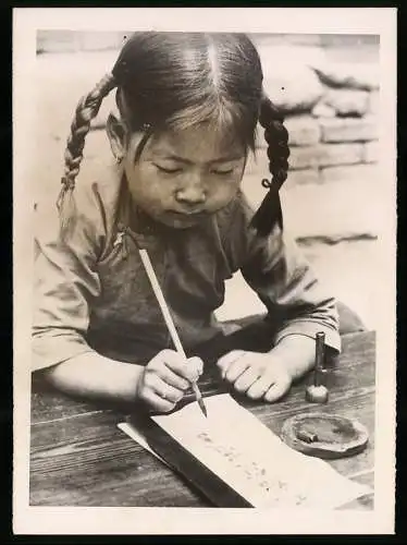 Fotografie Atlantic, Ansicht China, Chinesisches Mädchen beim Schreiben von Chinesischen Schriftzeichen