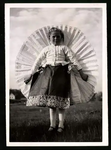 Fotografie Atlantic, Ungarn - Magyar, Mädchen in Tracht hat das Röckchen zum Pfauenrad gebauscht 1941