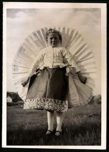 Fotografie Atlantic, Ungarn - Magyar, Mädchen in Tracht hat das Röckchen zum Pfauenrad gebauscht 1941