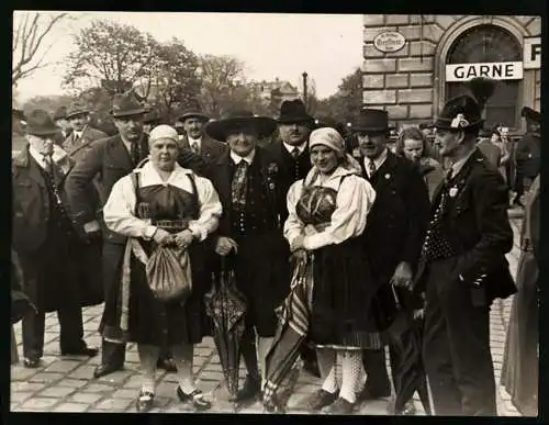 Fotografie Schostal, Ansicht Wien, Gerstnerstrasse, Herren und Damen in Kärntner - Tracht