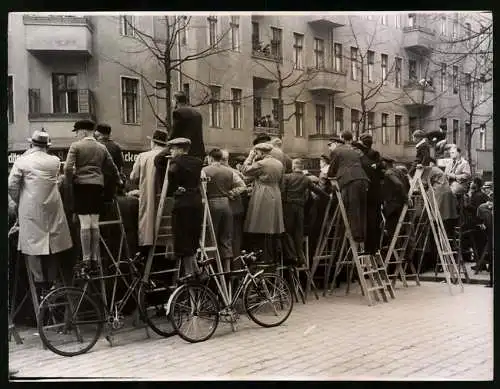 Fotografie Atlantic, Ansicht Berlin-Neukölln, Weichselstrasse, Bürger verfolgen Fahrradrennen auf improvisierter Tribüne