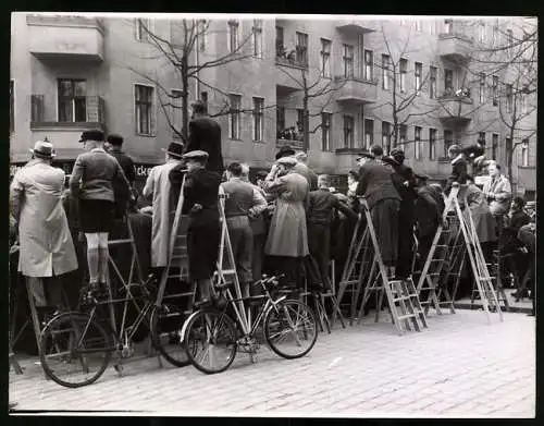 Fotografie Atlantic, Ansicht Berlin-Neukölln, Weichselstrasse, Bürger verfolgen Fahrradrennen auf improvisierter Tribüne