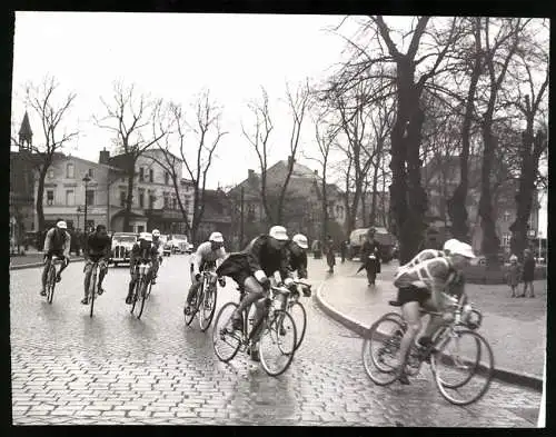 Fotografie Schostal, Ansicht Königs Wusterhausen, Fahrradrennen Berlin-Cottbus-Berlin, Strassenrennen 1938